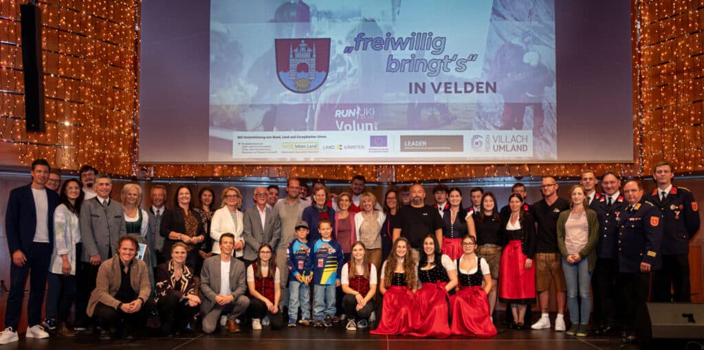 Menschen bei einer inmojo Auftaktveranstaltung